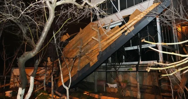 Tekirdağ da fırtına; çatılar uçtu, ağaçlar devrildi Tekirdağ Haberleri