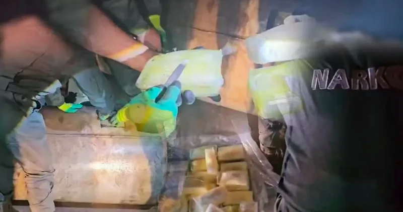 Bakan Yerlikaya duyurdu: Şırnak ta TIR a operasyon; 142 kilo metamfetamin ele geçirildi, 2 şüpheli yakalandı