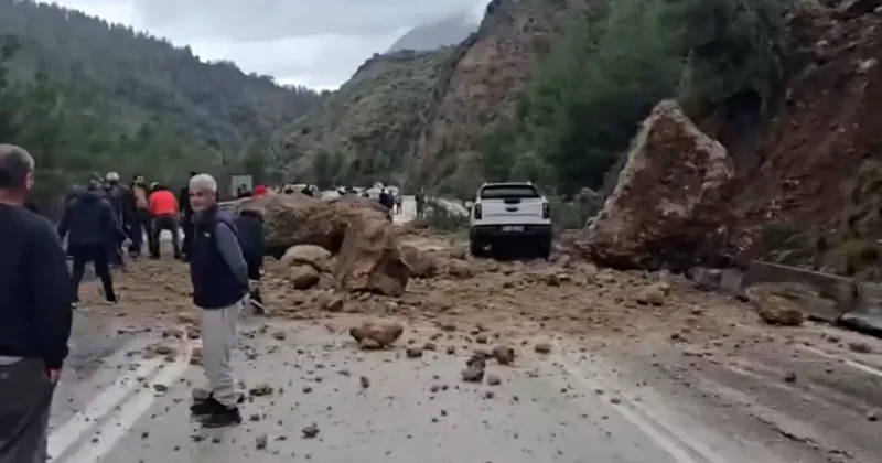 Dev kayalar yola düştü, ulaşım durma noktasına geldi