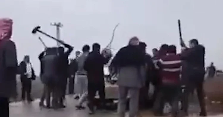 Mahalle karıştı: Meydan savaşını aratmayan görüntüler Taş, sopa ve küreklerle birbirlerine girdiler