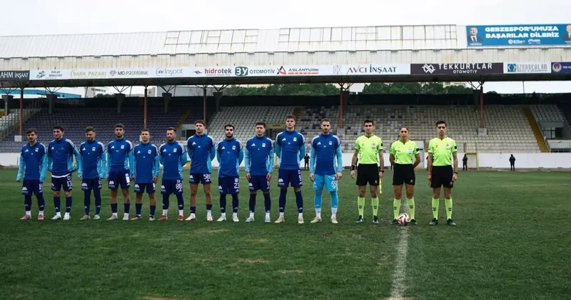 Rakip takım maça çıkmayınca kendi aralarında çift kale maç yaptılar