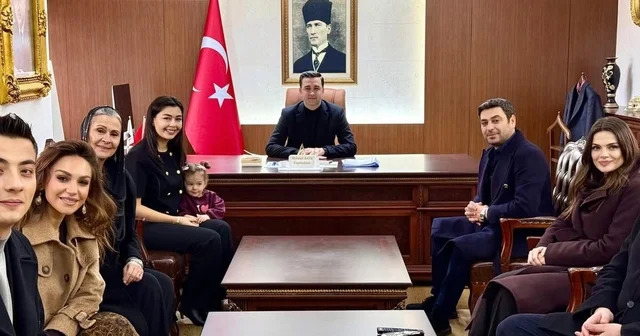 Reyting rekortmeni Uzak Şehir dizisinin oyuncularından Midyat Kaymakamına ziyaret Mardin Haberleri