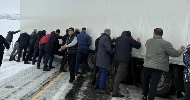 Varto da kar nedeniyle kayan tır ulaşımı durdurdu Muş Haberleri