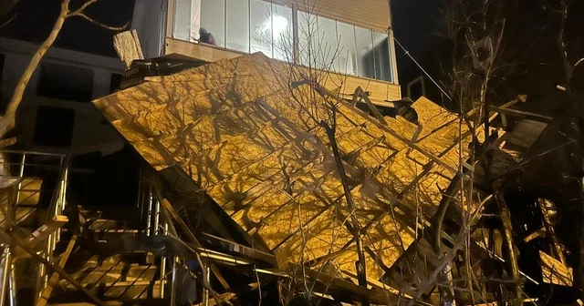 Tekirdağ da kuvvetli rüzgar nedeniyle bir ev ve iş yerinin çatısı uçtu Tekirdağ Haberleri