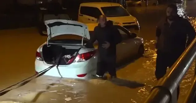 Kuşadası nda sağanak: Araçlar sular altında kaldı VİDEO İZLE