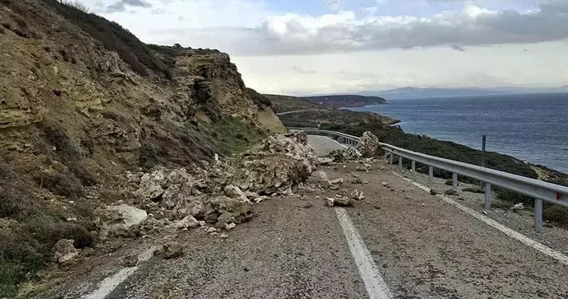 Bozcaada da sağanak sonrası heyelan meydana geldi