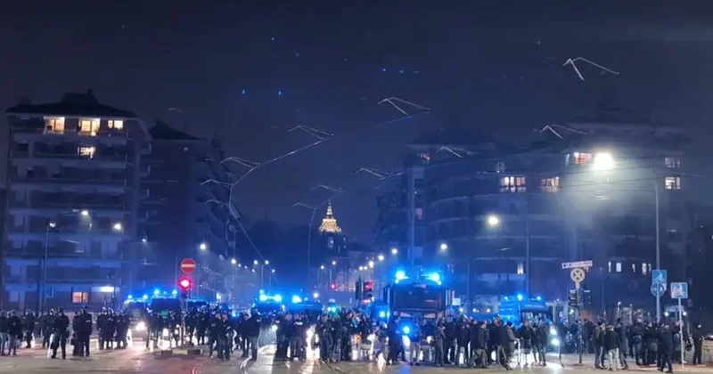 İtalya da göstericiler ile polis arasında çatışma yaşandı! Polis aracı ateşe verildi