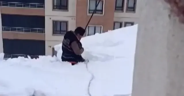 Kar yağışına rağmen vakit namazını geçirmedi VİDEO İZLE