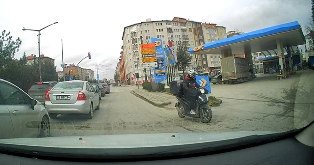 Cumhuriyet Bulvarı nda motosikletli kuryeden ters yön ihlali Eskişehir Haberleri