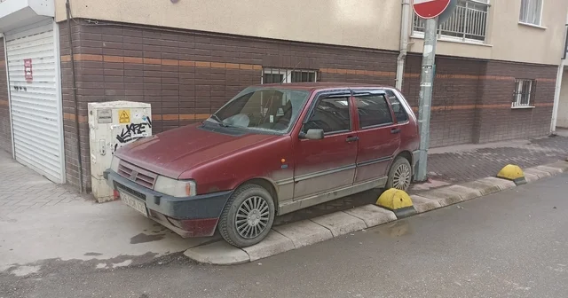 Kaldırıma park eden sürücü hem yayaları hem de engellileri hiçe saydı Eskişehir Haberleri