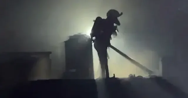 Kocaeli de metal işleme tesisinde korkutan yangın: Kepenkler kesilerek müdahale edildi VİDEO İZLE