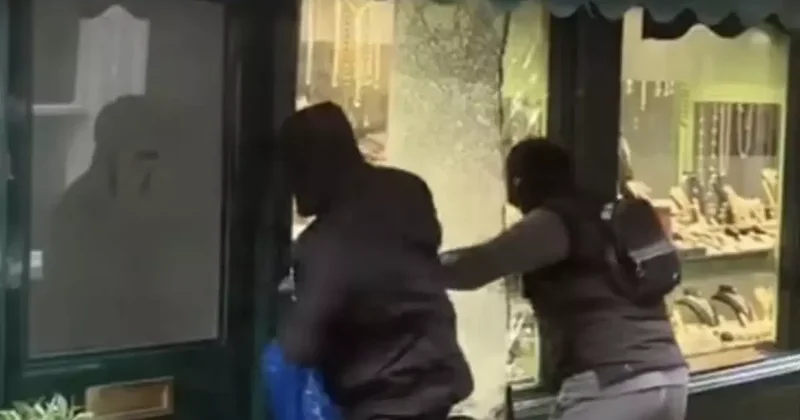 Rahatlığa bak! Vatandaşların gözü önünde balyozu vurup kaçtılar