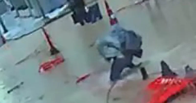 İzmir’de sağanak ve fırtına: Caddeler göle döndü, zor anlar kameraya yansıdı