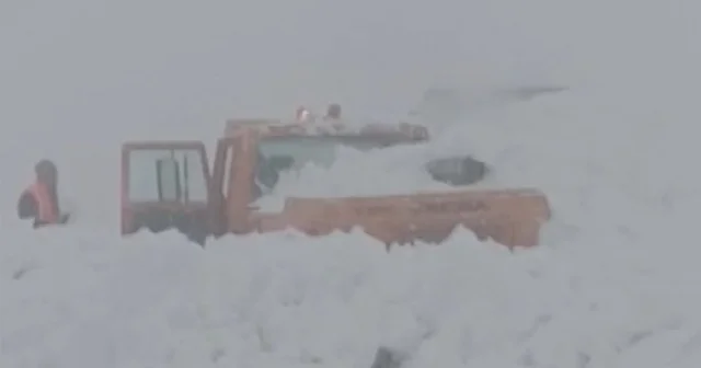 Muş Kulp kara yolunda iş makinesinin üzerine çığ düştü Muş Haberleri
