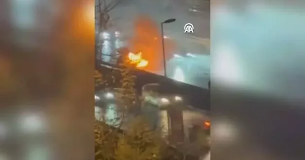 Haliç Köprüsü nde seyir halindeki otomobil yandı