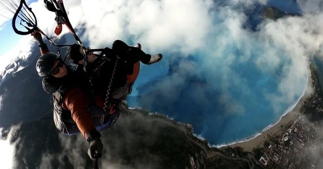 Yamaç paraşütü sırasında Ölüdeniz de oluşan renk geçişleri görüntülendi Muğla Haberleri