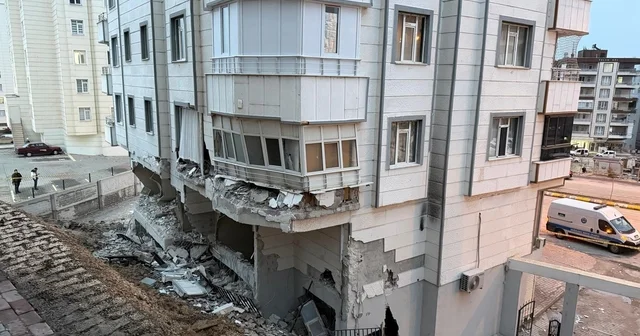 Şanlıurfa da istinat duvarı yıkılan 5 katlı bina boşaltıldı Şanlıurfa Haberleri