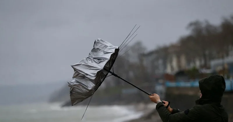 İstanbul Valiliği nden fırtınaya karşı tedbir çağrısı: Rüzgar, 80 km saate ulaşacak