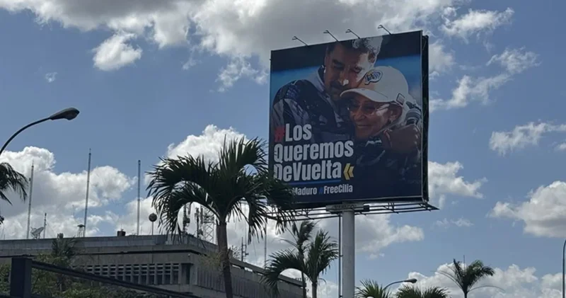 Venezuela da otoyola Maduro ve eşi için sizleri geri istiyoruz afişleri asıldı