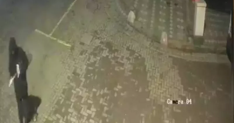 Zeytinburnu nda gece saatlerinde sokak sokak gezip torpil patlattı