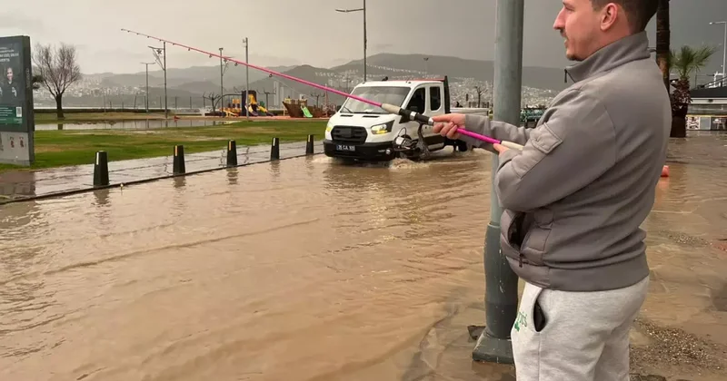 İzmir de sağanak hayatı felç etti, oltasını kapan göle dönen yola attı