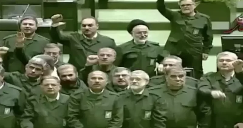 İranlı vekiller askeri üniforma giydi: Amerika ya Ölüm