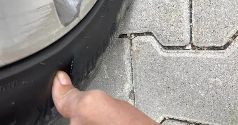 Park halindeki aracın lastikleri kesildi