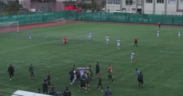 Artvin de amatör maçta tekmeli yumruklu kavga kamerada Artvin Haberleri