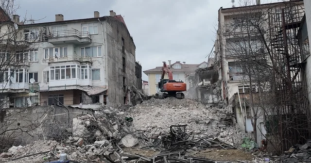 Yıkım sırasında bitişik binadaki dairenin yatak odasının duvarı yıkıldı Bolu Haberleri