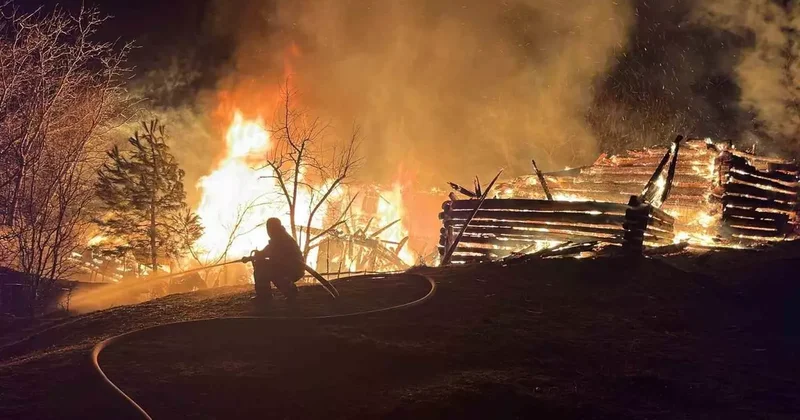 İki katlı ev alevlere teslim oldu