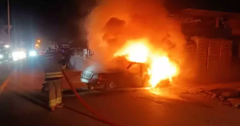 Hatay’da alevlere teslim olan otomobil kullanılamaz hale geldi