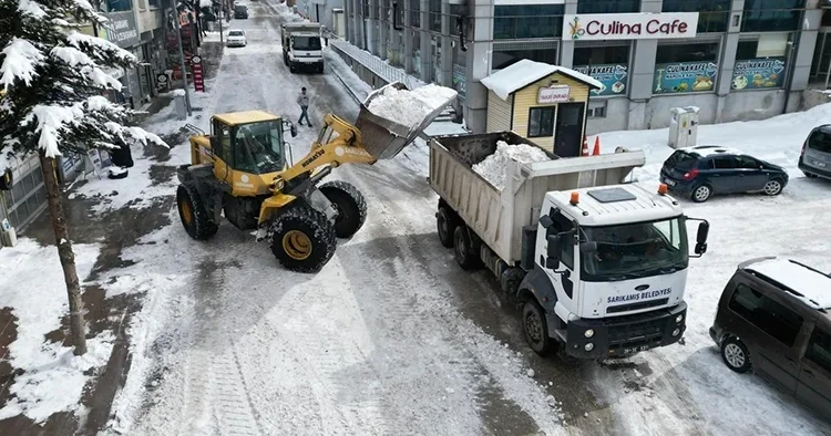 Yoğun yağışın ardından kent karlar altında kalmıştı: 600 kamyon kar ilçe dışına taşındı