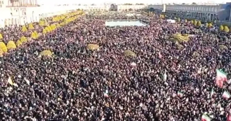Hamaney in ölümü sonrası İsfahan da binlerce kişi sokağa döküldü