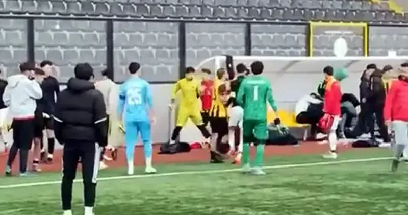 Avcılar’da amatör maç sonrası futbolcuların tekmeli yumruklu kavgası kamerada