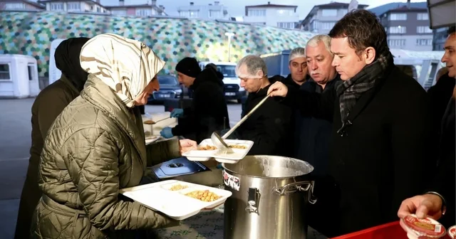 Osmangazi Belediyesi nin iftar sofrasında yüzlerce kişi bir araya geldi Başkan Erkan Aydın: Her gün 8 ayrı noktada 4 bin vatandaşımızı iftar sofrasında buluşturuyoruz Bursa Haberleri