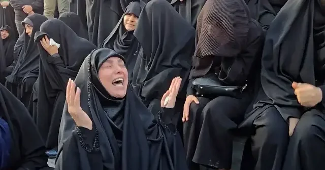 Tahran da halk sokaklara döküldü: İnkılap Meydanı’nda kadınlar Hamaney için ağladı VİDEO İZLE