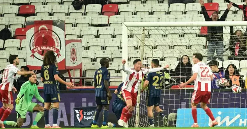 Fenerbahçe ye 2 0 dan dönmek yetmedi! Zirve yarışında kan kaybı sürüyor