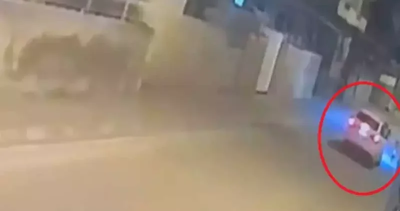 Aniden yola koşan çocuğa otomobilin çarptığı kaza kamerada