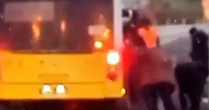 Arnavutköy’de çamurlu yolda ilerleyemeyen İETT otobüsünü vatandaşlar itti İstanbul Haberleri