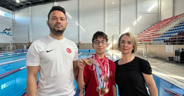 Raşitizmli para yüzücü Kayra, 5 branşta altın madalya kazanarak Türkiye birincisi oldu İzmir Haberleri