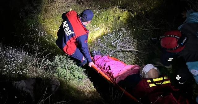 Kaybolan Alzheimer hastası yaşlı adam termal kameralı dronla bulundu Yamaç arazide yaralı halde bulunan yaşlı şahıs AFAD ve jandarma tarafından kurtarılarak sağlık ekiplerine teslim edildi Aydın Haberleri