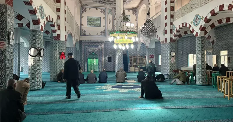 Bir ilimizin camilerinde Hamaney için Kur an ı Kerim okundu