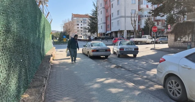 Basılı kalan otomobil kornası pazar günü vatandaşların kabusu oldu Duyarsız sürücü saatlerce vatandaşları rahatsız edip, olay yerini terk etti Eskişehir Haberleri