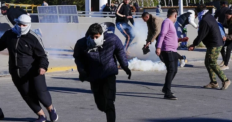 Bağdat ta ABD karşıtı gösteriler: Yeşil Bölge ye girmeye çalıştılar