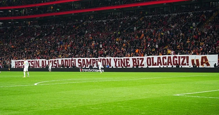 Galatasaray taraftarından tribün şov!