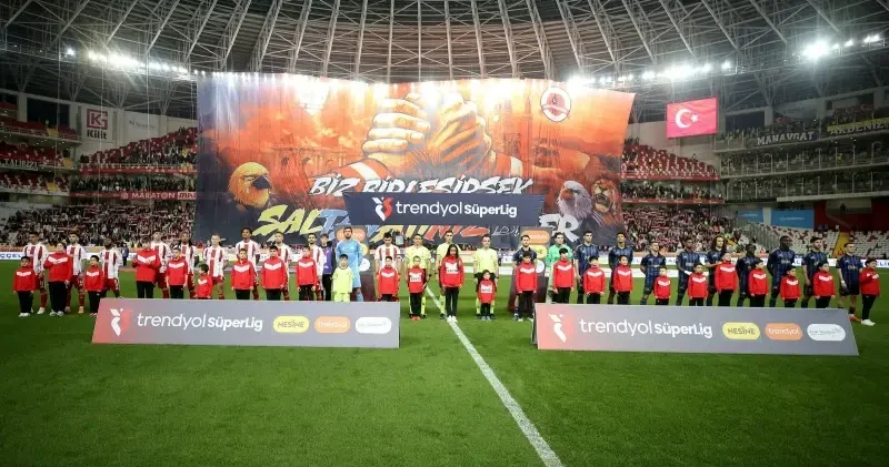 Fenerbahçe de bir sakatlık daha! Yıldız futbolcu oyuna devam edemedi Futbol Haberleri