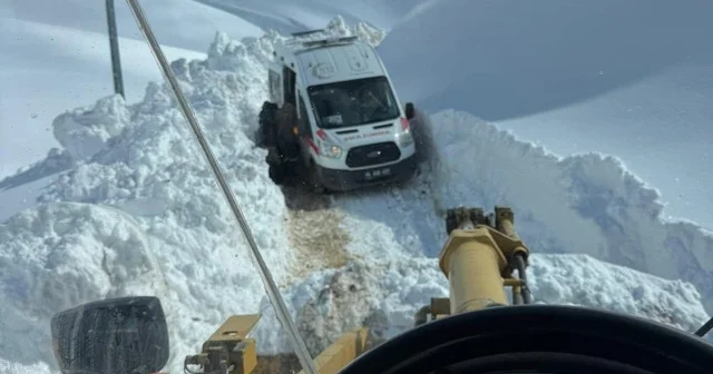 Ağrı da 2 metrelik karda zamanla yarış: Mahsur kalan hasta kurtarıldı Ağrı Haberleri