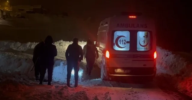 Erzincan da kardan kapanan köy yolunda zamanla yarış Tipiye rağmen ekipler seferber oldu, hasta hastaneye ulaştırıldı Erzincan Haberleri