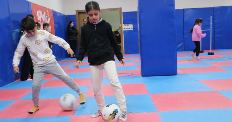 Depremzede ilkokul öğrencileri, farklı spor dallarıyla tanışıyor