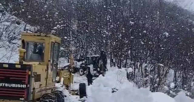 Erbaa da kapanan köy yolu ekiplerin çalışmasıyla açıldı Tokat Haberleri